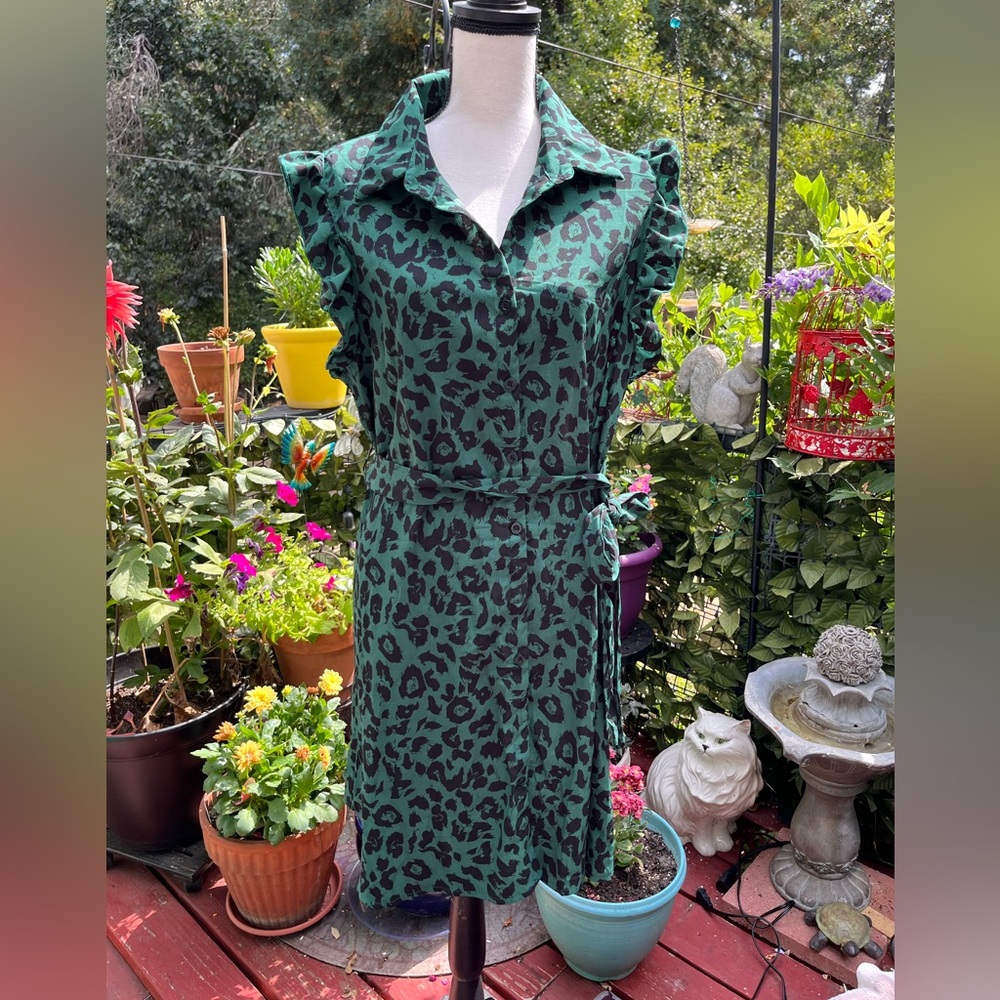 Lightweight dress with tie